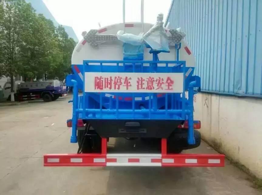 东风天锦12吨洒水车图片