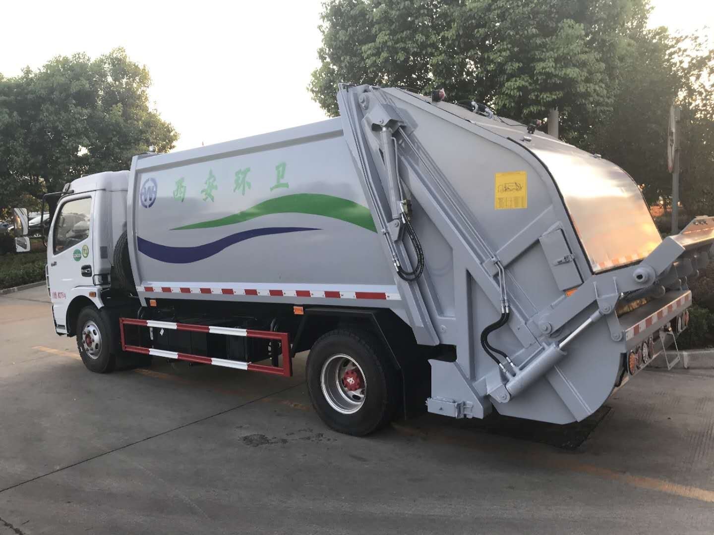 东风大多利卡8吨压缩式垃圾车图片
