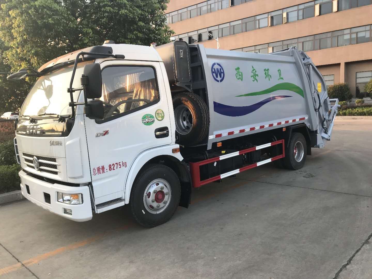 东风大多利卡8吨压缩式垃圾车