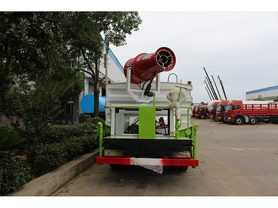 东风小多利卡喷雾车(国五4.5立方/30-40米雾炮)图片