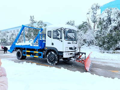 東風T3擺臂垃圾車帶推雪鏟設備圖片
