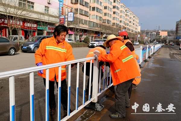 中国秦安清洁工人工作场景图