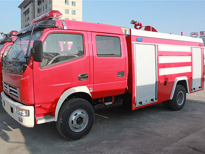 多利卡双排消防车图片