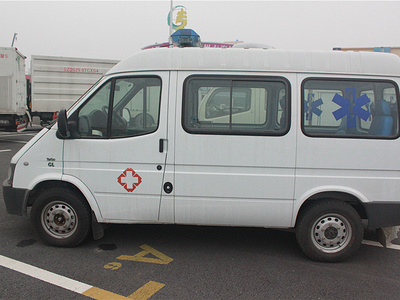 福特江铃救护车图片