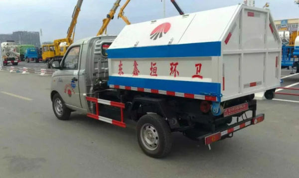 汽油国五4方 福田伽图拉臂式垃圾车 车厢可卸式垃圾车 蓝牌图片