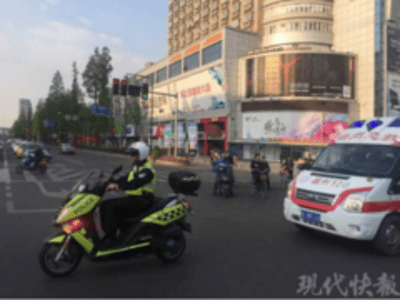 南京一外地救護車迷路 警車開道車友讓出救援通道
