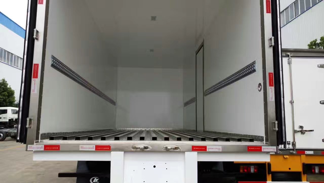 欧曼小三轴冷藏车(厢长9530,9450mm)图片