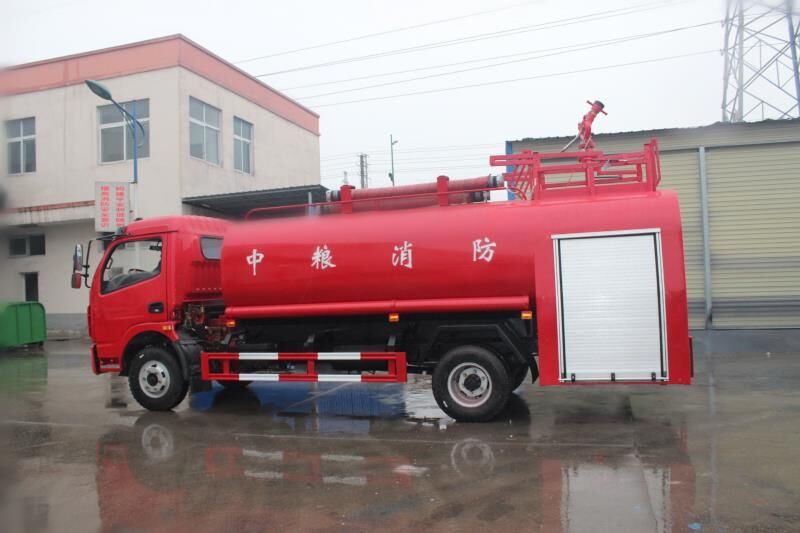 东风多利卡4-6吨消防洒水车