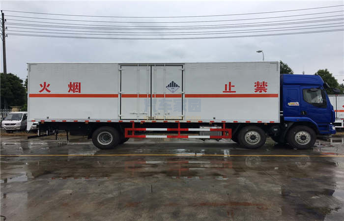 东风柳汽9.6米气瓶厢式运输车图片