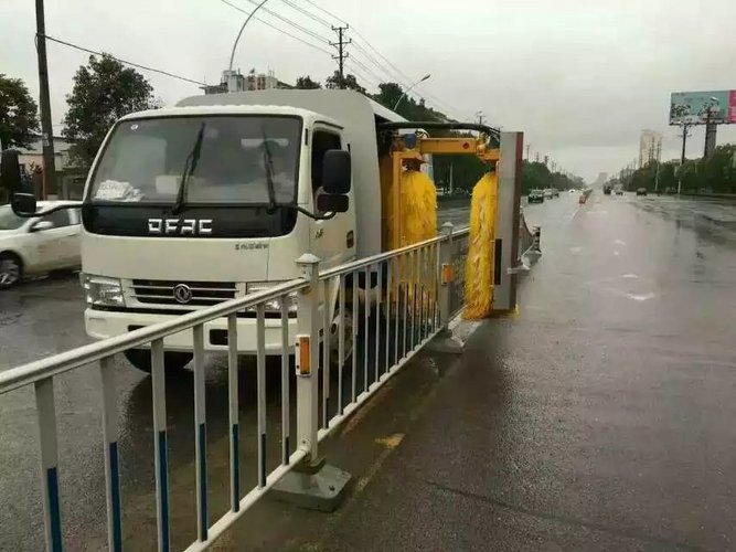 东风多利卡护栏清洗车图片