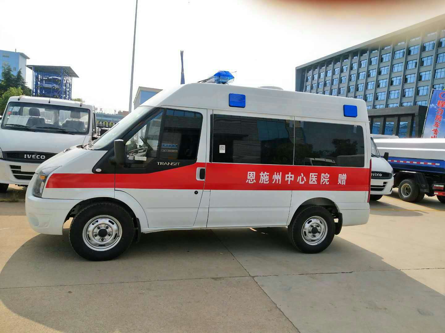 江铃特顺V348短轴中顶监护型救护车