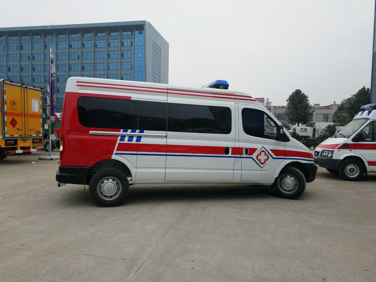 V348长轴监护型救护车图片