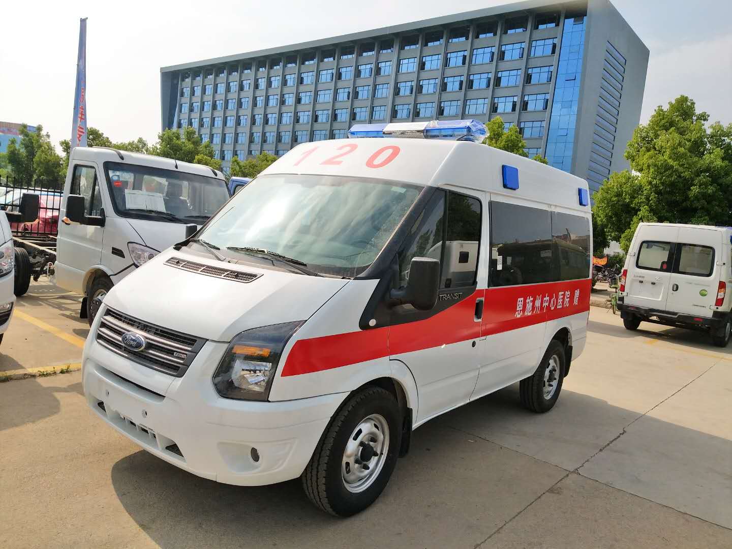 江铃福特新世代V348短轴救护车配置