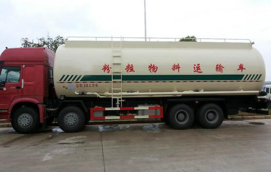 中国重汽前四后八低密度粉粒物料运输车