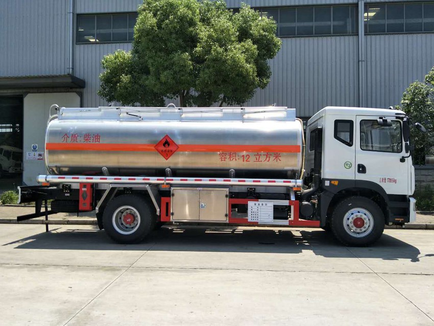 东风多利卡10吨油罐车（国五）图片