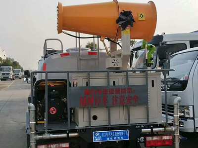 5吨东风洒水车带30米雾炮图片