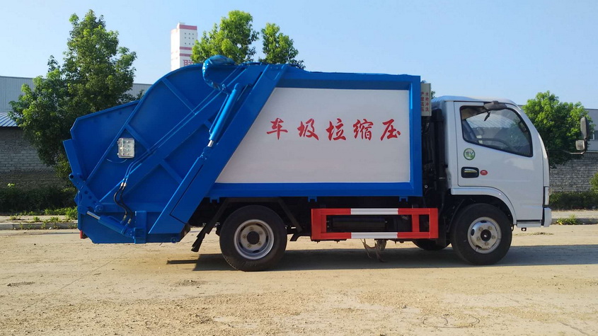 东风天锦压缩式垃圾车供货商以往的污水处置常采用外接胶管的方式解决，往往在使用时由于污水管堵塞而无法处理。