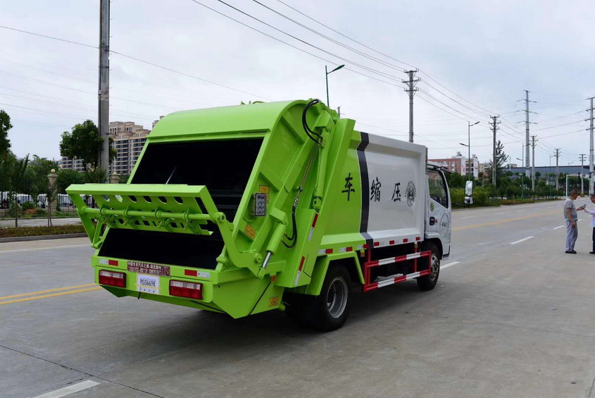 东风天锦垃圾压缩车生产厂家今天压缩式垃圾车厂家主要和大家讲讲翻桶式后装压缩式垃圾车常见的搭配的垃圾桶样式。