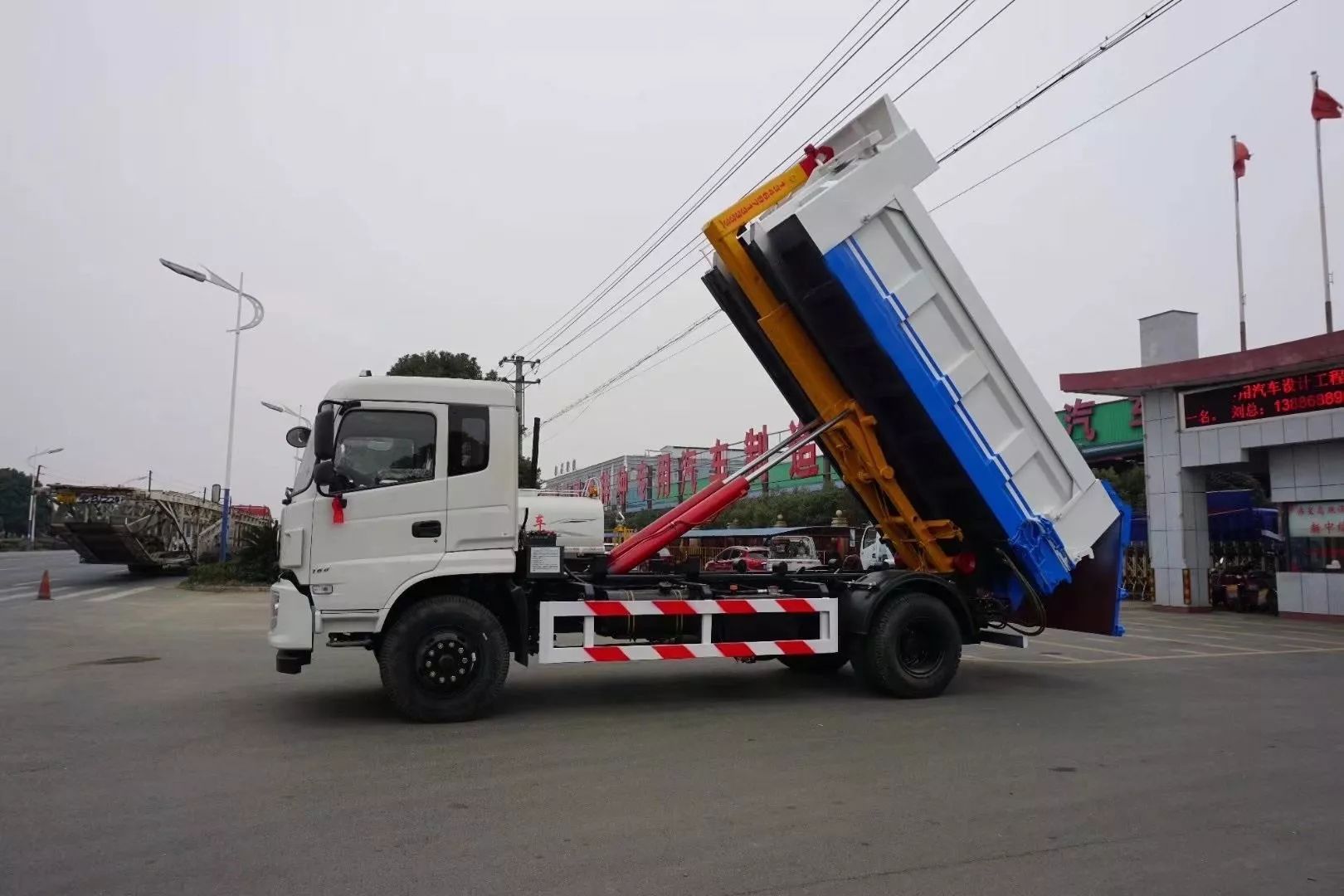 东风专底16吨勾臂垃圾车（12-15方）图片