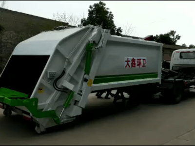 三力压缩式垃圾车图片