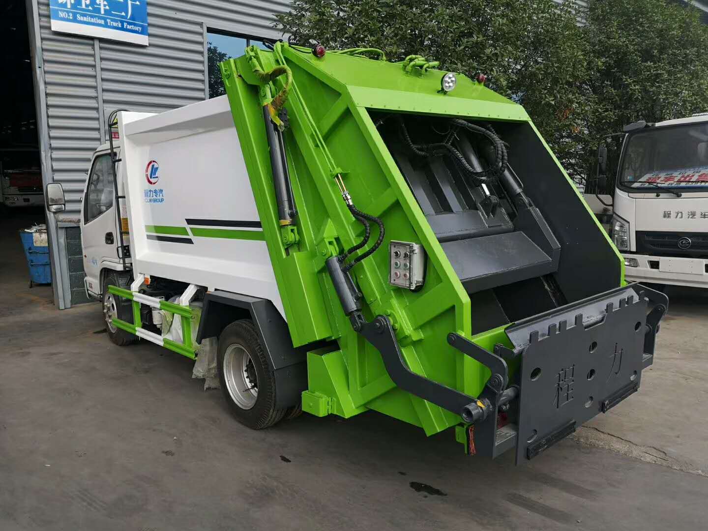 凯马蓝牌压缩垃圾车，今天又发一台，选用潍柴110马力发动机，带原厂空调和方向助力，视频