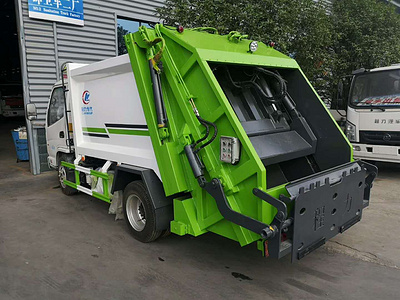 凯马蓝牌压缩垃圾车，今天又发一台，选用潍柴110马力发动机，带原厂空调和方向助力，