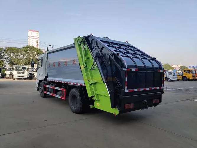 10吨东风天锦压缩垃圾车，主要用于城市垃圾中转。图片