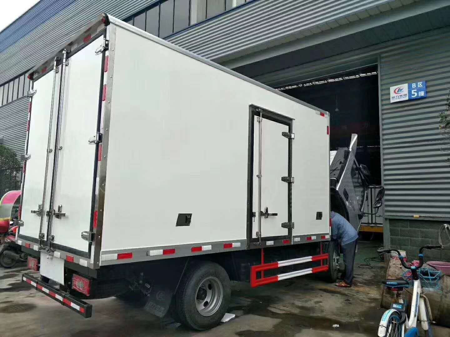 东风天锦小三轴9.6米厢长冷藏车视频