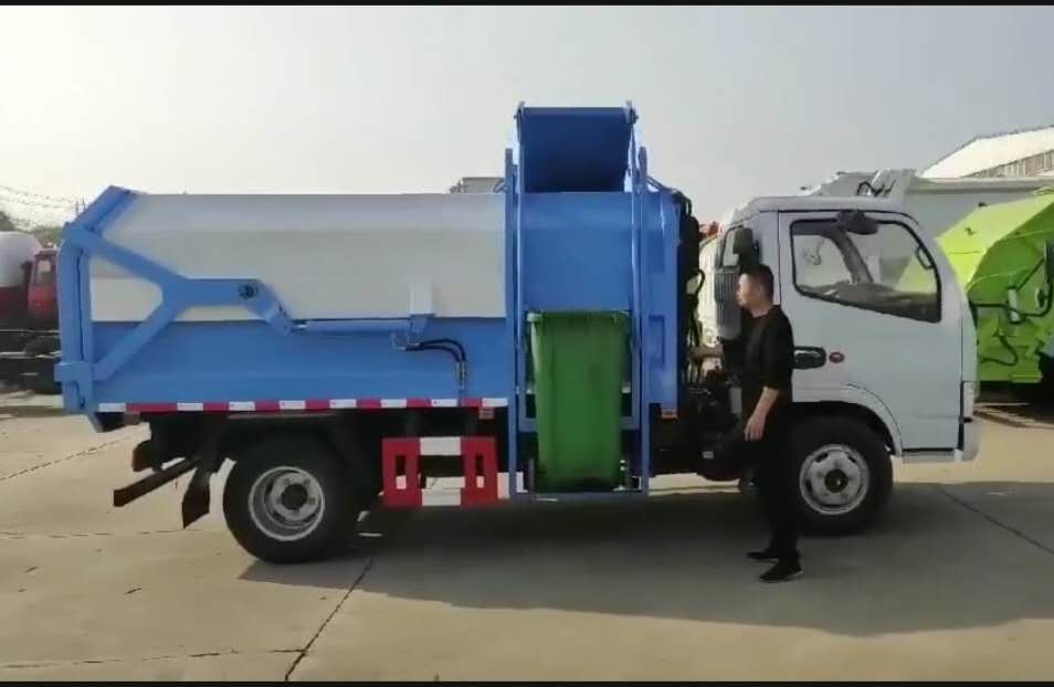 东风5方侧装挂桶对接式垃圾车视频