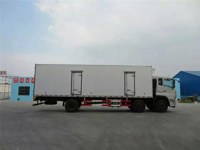 东风天龙小三轴9.6米冷藏车（平顶）图片