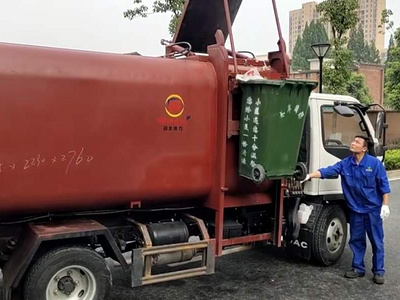 新式江淮蓝牌侧装压缩垃圾车，能装240升的垃圾桶110桶，后门滴水不漏，效果良好，值得推荐。
