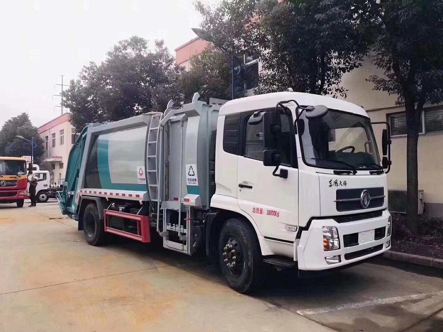 东风天锦分类14方压缩垃圾车-垃圾车厂家图片