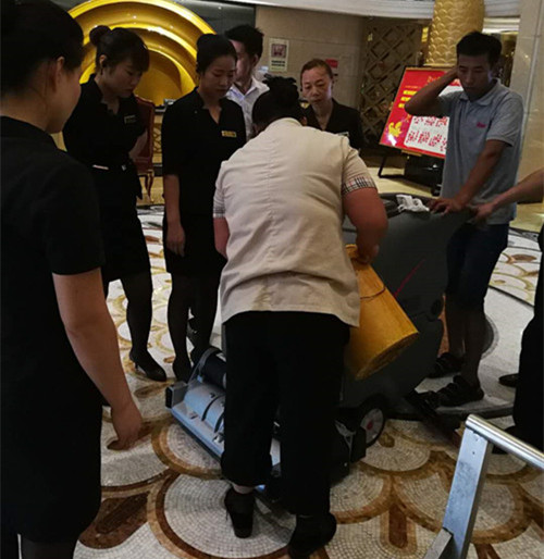 酒店使用重庆金和的手推式洗地机视频