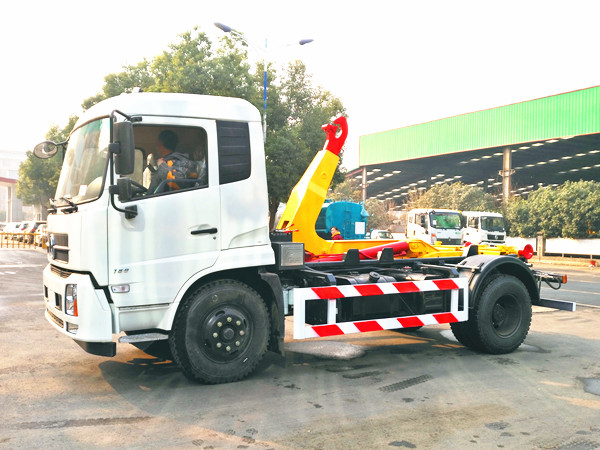 东风天锦拉臂式垃圾车（12吨折臂）