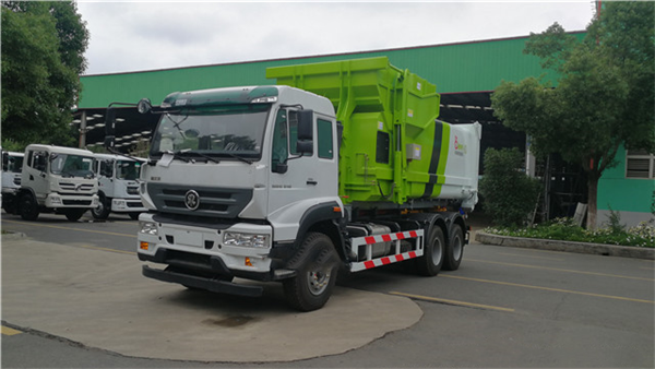 28吨重汽斯太尔拉臂式垃圾车配18方移动压缩垃圾箱