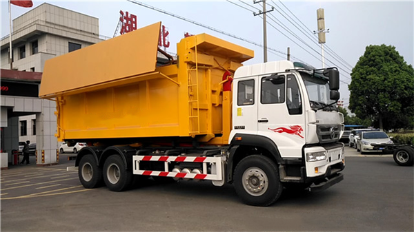 28吨重汽斯太尔拉臂式垃圾车配28方多功能垃圾箱1