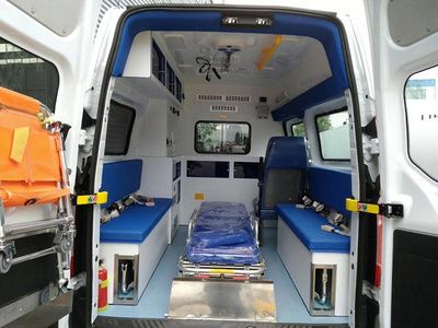 江铃福特V362中轴救护车图片