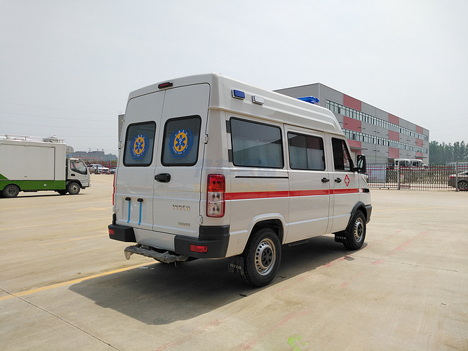 依维柯A35救护车图片