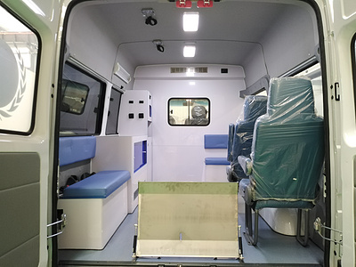 依维柯A35救护车图片