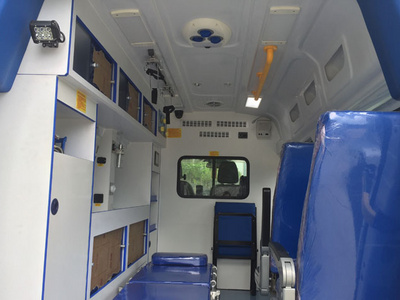 福特全顺V348高顶监护型救护车图片