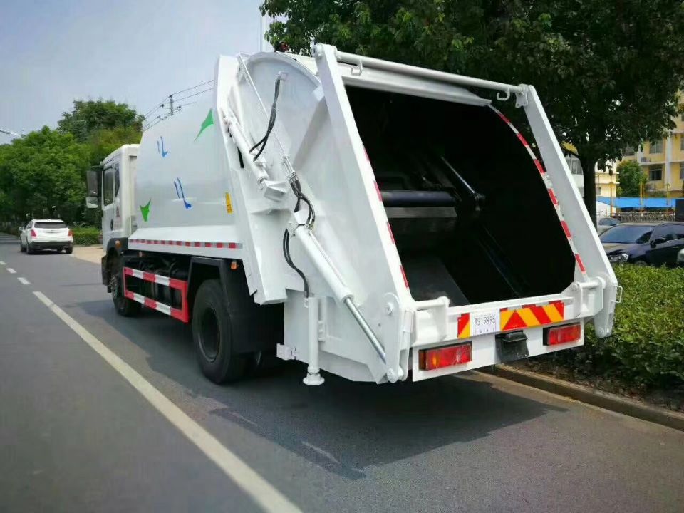 东风专底12吨压缩式垃圾车图片