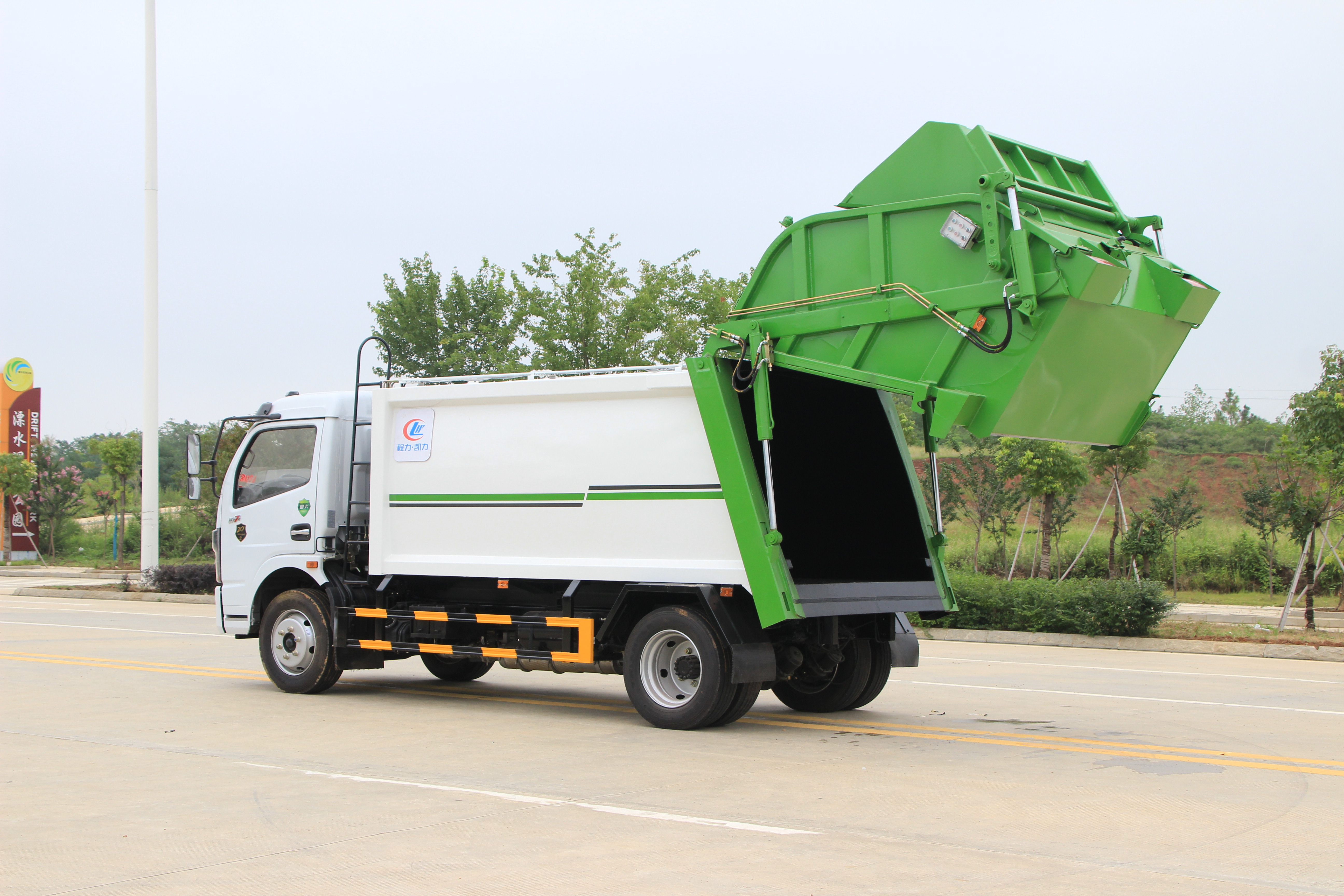 (国六)东风多利卡8吨压缩式垃圾车图片