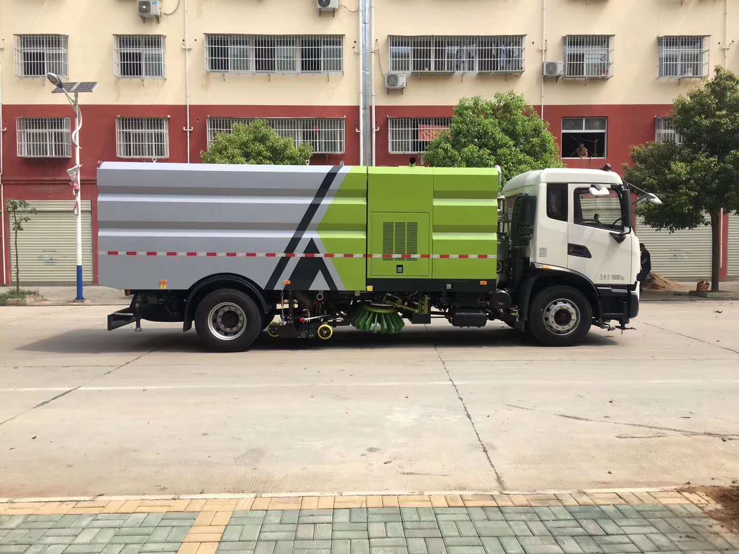 国六东风天锦清洗扫路车|18吨道路清扫车图片