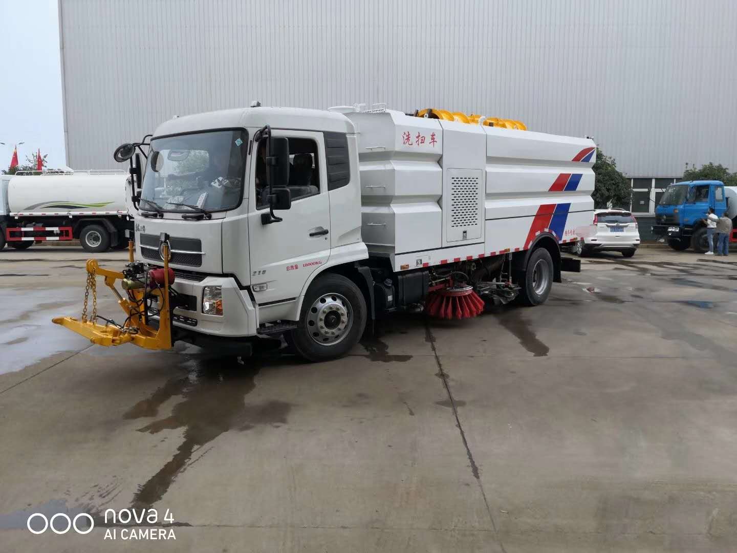 东风天锦国六16吨大型洗扫车现场作业视频