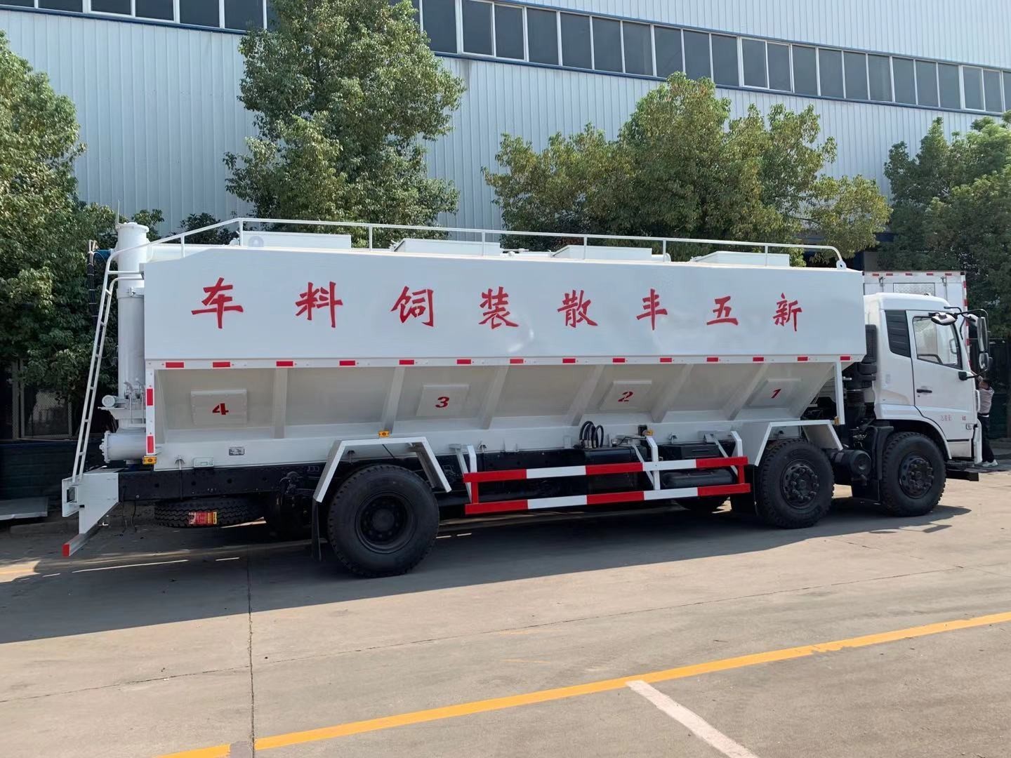 东风天锦小三轴30方15吨散装饲料运输车图片