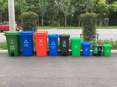 大大小小分类垃圾桶配套压缩垃圾车批量釆购图片