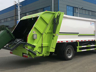 国六大多利卡压缩垃圾车工作视频(一)  尾部可挂240L塑料垃圾桶，上料、放桶