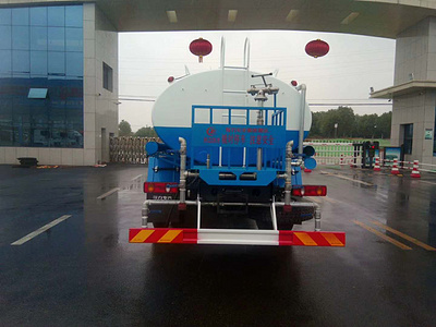 这是一款专供武汉军运会的洒水车图片