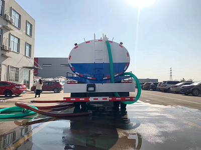 新疆张总订购12方东风多利卡D9吸粪车已经完工下线，静待发车。图片