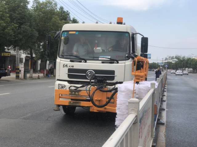 国六东风天锦高速公路护栏清洗车图片